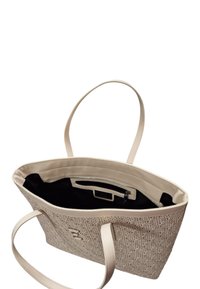 Borsa tote con un esterno beige testurizzato, manici lisci color crema e un interno nero con tasca con zip. Forma rettangolare con apertura superiore.