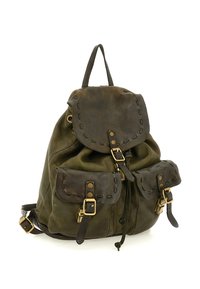 Zaino in pelle verde scuro con tre tasche frontali, chiusure a fibbia e maniglia superiore, isolato su sfondo bianco.