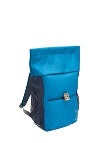 Mochila enrollable en azul y marino, hecha de un tejido duradero, con un bolsillo frontal cerrado con hebilla y bolsillos laterales de malla.