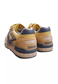 Sneakers Saucony in combinazione di suede beige e mesh, con dettagli in blu scuro, suola in gomma testurizzata e particolari con marchio sul tallone.