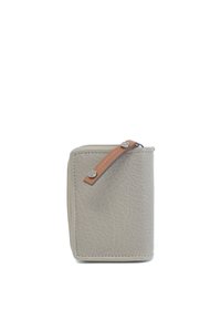 Compact grijze portemonnee met een getextureerde leren afwerking, voorzien van een leren ritslip in bruin en zilveren hardwareaccenten.