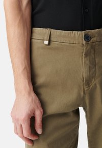 IKKS WITH SLANTED POCKETS - Chino - khaki green