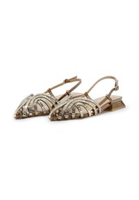 Zapatos slingback dorados con punta afilada, que cuentan con tiras metálicas dispuestas en un patrón arqueado y un tacón bajo.
