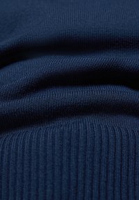 Marineblaue, gerippte Strickware mit einer glatten Textur, die dezente Linien in einem durchgehenden Muster zeigt. Das Material ist dick und flexibel.