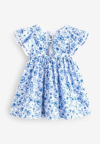 Blumenkleid aus weißem und blauem Stoff, mit kurzen Ärmeln, einem Schlüsselloch-Ausschnitt im Rücken mit zwei Holzknöpfen und einem gerafften Rock.