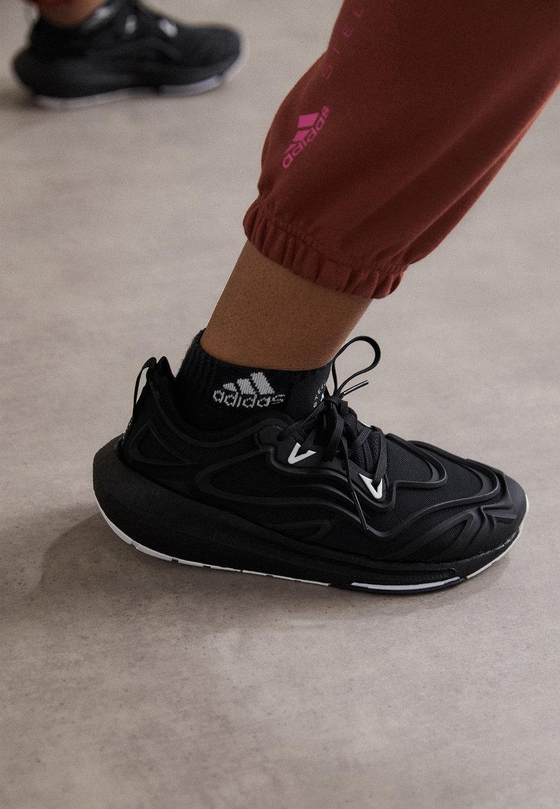 adidas by Stella McCartney ULTRABOOST SPEED - Katujuoksukengät - core black cloud white
