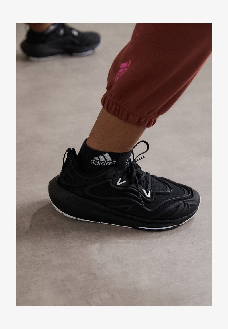 adidas by Stella McCartney ULTRABOOST SPEED - Katujuoksukengät - core black cloud white