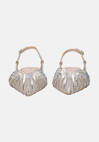 Bailarinas beige con tiras traseras, patrón de conchas con lentejuelas plateadas, punta afilada y correa de tobillo ajustable. Detalles texturizados que mejoran el atractivo visual.