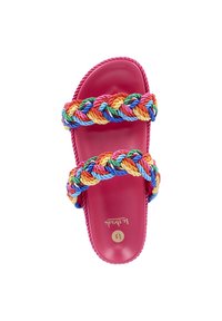 Chancla rosa con dos tiras trenzadas de colores. Fabricada en un material suave con una textura lisa y con un logo detallado en la plantilla.