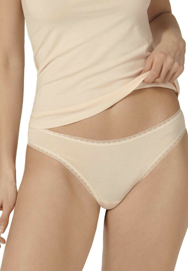 Beige Baumwollunterwäsche mit weicher Textur, verziert mit Spitzenrand entlang des Bundes und einem niedrigen Schnitt für Komfort.