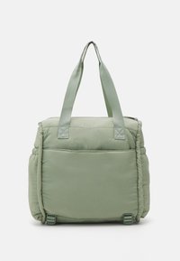 Borsa tote verde imbottita con due manici superiori, dotata di chiusura a zip e cinghie laterali. Tessuto liscio con un design strutturato.
