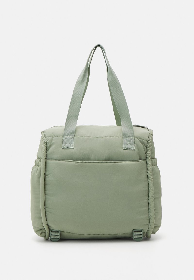 Borsa tote verde imbottita con due manici superiori, dotata di chiusura a zip e cinghie laterali. Tessuto liscio con un design strutturato.