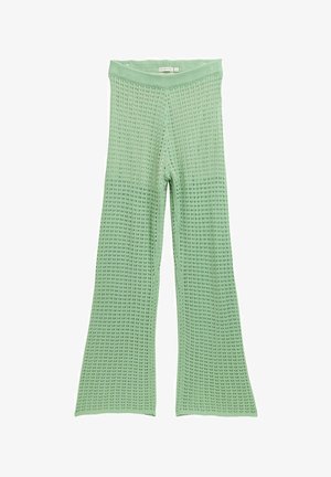 Groene, gebreide flared broeken met een gestructureerd patroon en een brede tailleband. De stof heeft een open weefsel en een geleidelijke kleurverloop.