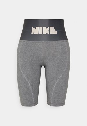 Shorts de sport gris taille haute avec des coutures latérales courbes et une ceinture noire avec grand texte blanc "NIKE".