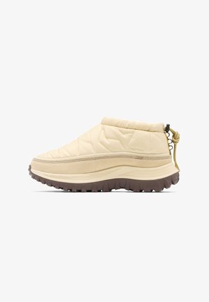 Beiger gepolsterter Slipper mit dicker beiger Zwischensohle und dunkelbrauner robuster Außensohle, mit einer Zuglasche mit verstellbarem Kordelzug an der Ferse.