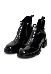 Bottes cheville en cuir noir brillant avec des fermetures éclair métalliques à l'avant, bouts arrondis et talons carrés bas sur fond blanc.