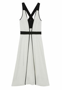 Weißes Kleid mit schwarzen Akzenten, das einen figurbetonten Oberteil, überkreuzte Träger und einen strukturierten schwarzen Taillengürtel aufweist. Glattes Material mit klaren Linien.