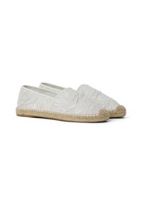Fehér espadrille cipők, textúrált virágmintás anyagból készült felsőrésszel, kerek orral és jutából készült talppal. Egyszerű, slip-on kialakítás, diszkrét díszítésekkel.