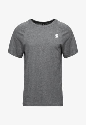 Šedé tričko s krátkým rukávem vyrobené z bavlněné směsi, s kulatým výstřihem a malým bílým logem na levé straně hrudi.