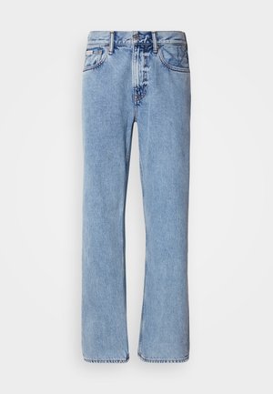 Svijetloplave traperice s ravnim nogavicama, pet džepova i kopčanjem na gumb. Detalji šivanja uz džepove i pojasu.