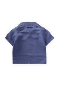 Aizmugures skats uz īsām piedurknēm, ar apkakli, vienkrāsainu tumši zilu kreklu, kas izceļas ar faktūrētu audumu un vienkāršu griezumu bez redzamām logo vai dizainiem.