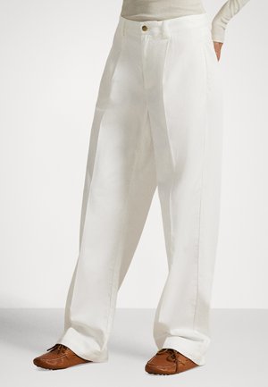 Witte wijde broekspijpen met een hoge taille, voorzien van een voorplooi en een gouden knoopdetail. Getextureerde stof met een frisse afwerking.