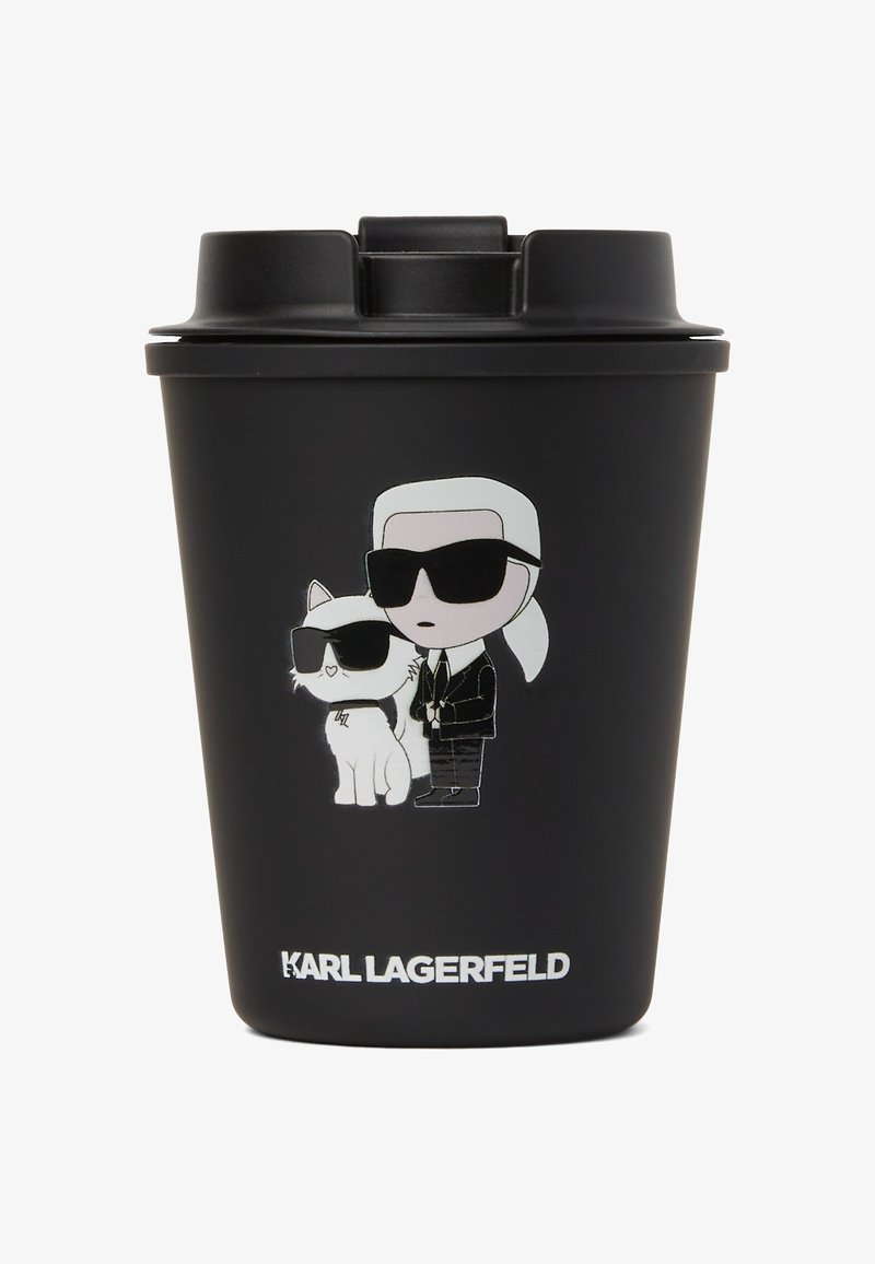 Fekete újrahasználható bögre, amelyen egy figura és egy macska karikatúra dizájnja látható, mindketten napszemüveget viselnek. Az alján fehér "KARL LAGERFELD" felirat olvasható.
