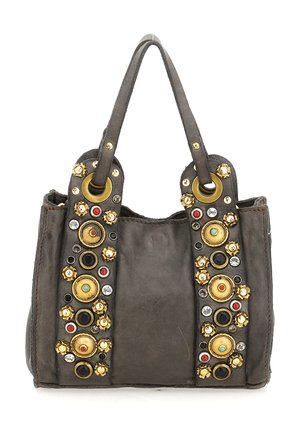 Borsa a mano in pelle marrone scuro con due manici, decorata con borchie circolari dorate, rosse, nere, turchesi e trasparenti lungo le cinghie.