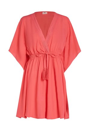 Koralo kimono suknelė su V formos iškirpte, nėriniuota apdaila ir reguliuojamu raišteliu talijoje. Turi laisvą siluetą ir šonines plyšius. Minkšta, lengva medžiaga.