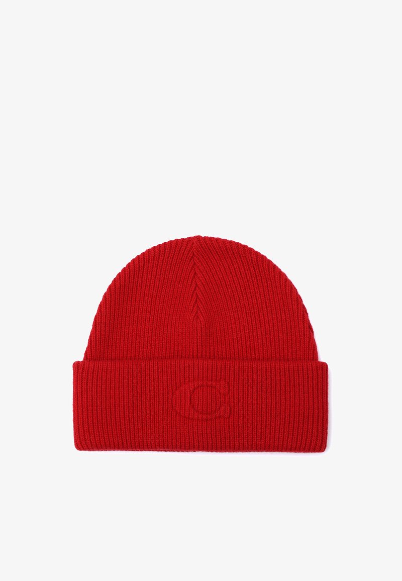 Rode gebreide beanie met een geribde textuur en een omgeslagen rand, met een reliëflogo aan de voorkant. Zacht materiaal biedt rek.