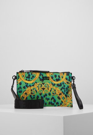 Rechthoekige clutch met groen en blauw luipaardprint en een goudkleurig, sierlijk kettingpatroon, voorzien van een zwarte verstelbare band en ritssluiting.