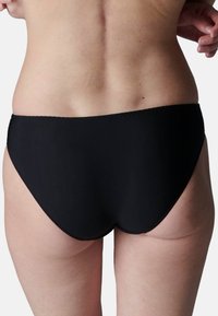 Svart bikiniunderdel med en slät, matt yta. Har en enkel, högskuren design och en scalloped kant runt midjan.