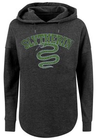 Mørkegrå hettegenser med et frammotiv av en grønn slange og ordet "SLYTHERIN" i fet skrift over. Myk stoff, avslappet passform.