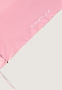 Roze paraplu stofsectie met witte gestikte naad en het "Tom Tailor" logo gedrukt dicht bij de rand.