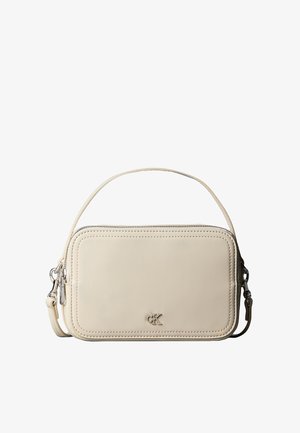 Beige rektangulær læderhåndtaske med CK-logo, topgreb og aftagelig skulderrem, lynlåslukning på toppen.