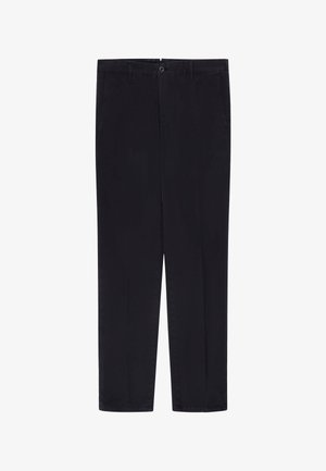 Schwarze, gerade geschnittene Hose mit vorderer Knopf- und Reißverschluss, Gürtelschlaufen und Seitentaschen, flach auf weißem Hintergrund liegend dargestellt.