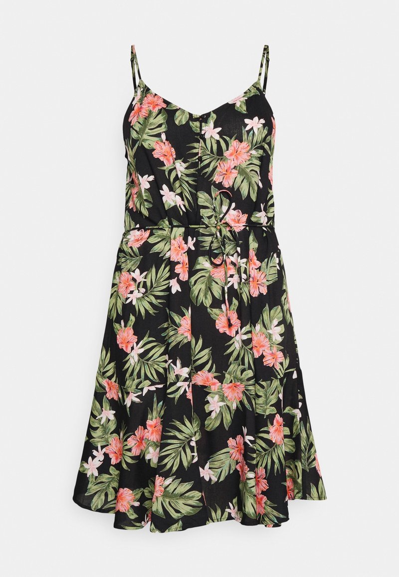 Robe fleurie en tissu noir, ornée de fleurs roses et blanches avec des feuilles vertes. Bretelles spaghetti, taille ajustée, ourlet évasé.