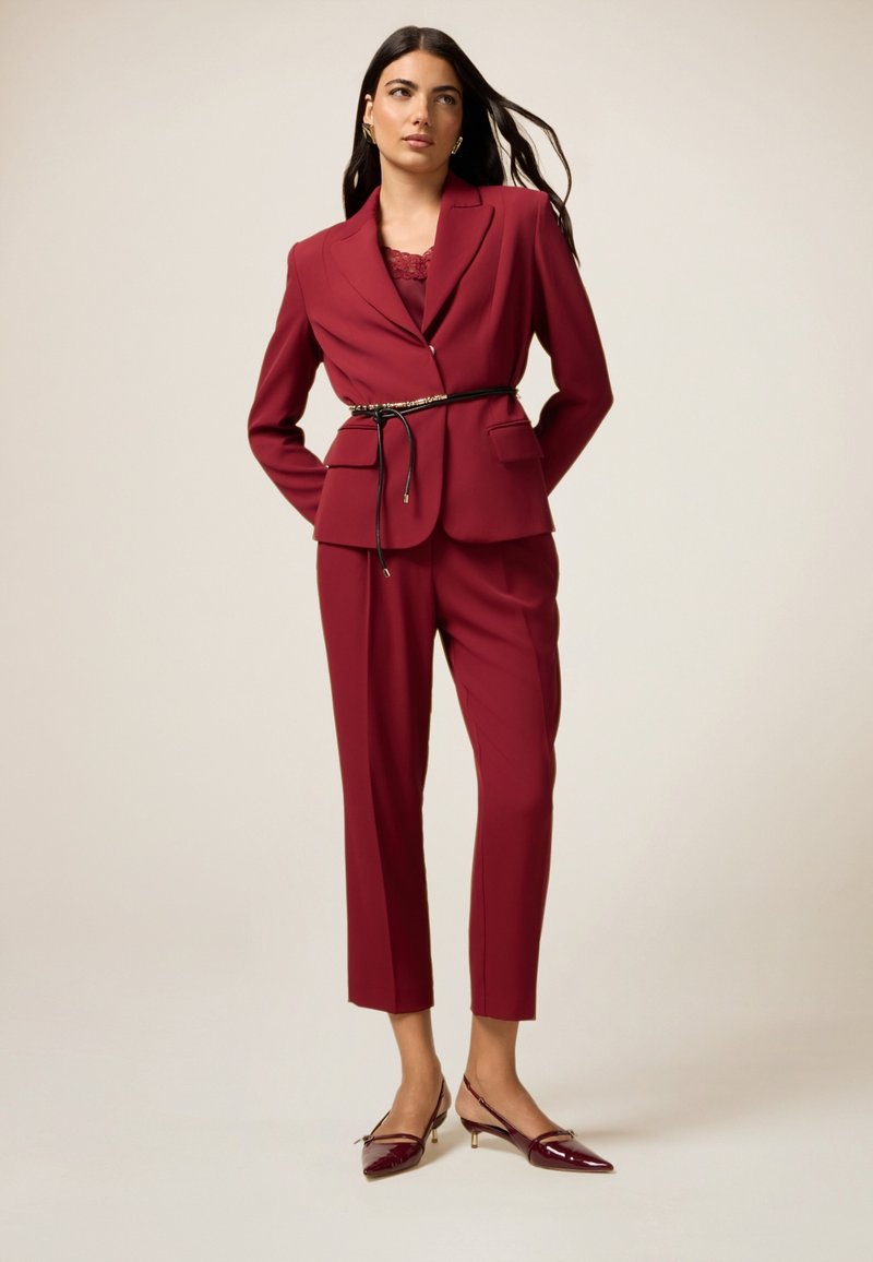 Oltre Pantalon de costume bordeaux ZALANDO