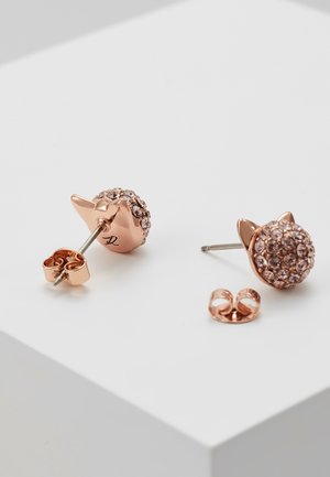 Roségold Ohrstecker in Form von Katzenköpfen, besetzt mit kleinen rosa Kristallen, mit Schmetterlingsverschluss auf weißer Oberfläche.