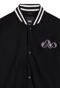 Czarna kurtka varsity z paskowanym kołnierzem, zatrzaskami i różowo-białym haftowanym logo „VANS” na lewej piersi.