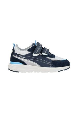 Zapatilla deportiva para niños en azul marino y gris con suela blanca y dos tiras de velcro, con una lengüeta azul y el nombre de la marca "mayoral" en el lateral.