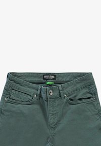 Donkergroene katoenmengsel broek met een rits en knoopsluiting, en voorzakken. Kenmerken zijn een merklabel op de tailleband en een gestructureerde stof.