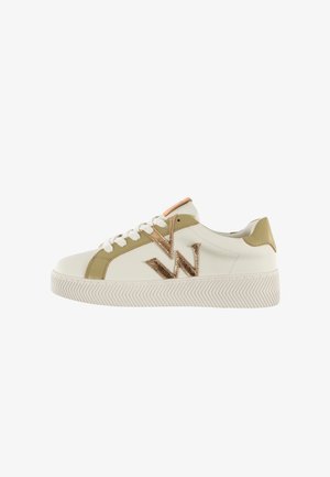 Witte leren sneaker met olijfgroene accenten, een gestructureerd gouden "W"-logo, een platte witte zool en ronde veters. Casual ontwerp met eenvoudige lijnen.