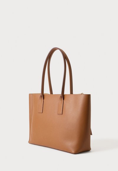 Sac cabas en cuir marron avec deux longues anses et un design rectangulaire minimaliste sur un fond clair uni.