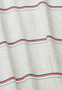 Tissu gris avec des rayures horizontales rouges, bleues et noires. La texture semble douce et légèrement étirée.
