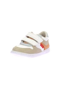 Baskets en velcro de couleur beige, blanche et en daim bleu clair. Elles présentent une semelle blanche lisse et un accent de logo rouge sur le côté.