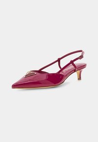 Lakkaburgundy slingback-kengät, joissa on terävä kärki, pieni korko ja kultainen yksityiskohta varressa. Säädettävä nilkkahihna.
