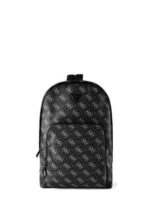 Schwarzer Guess-Rucksack mit durchgehendem weißem Logo-Muster, Frontreißverschlusstasche und oberer Trageschlaufe.