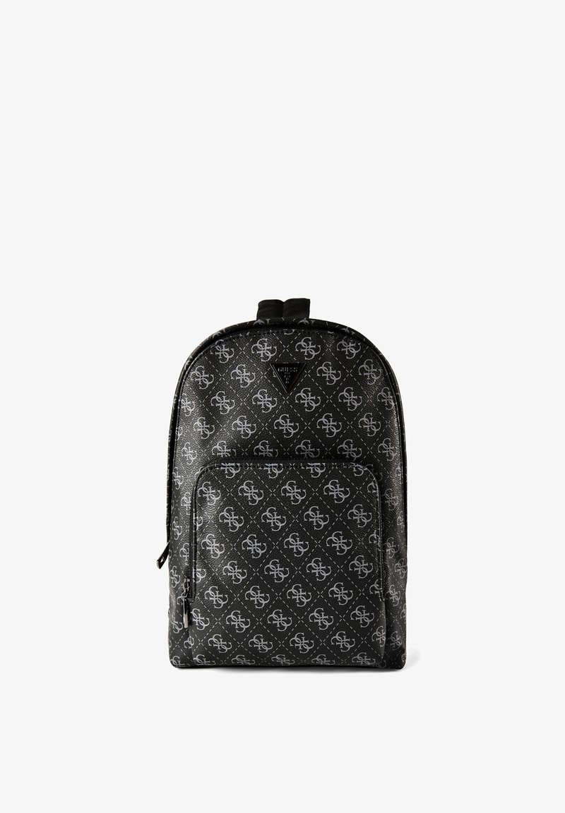 Μαύρο σακίδιο πλάτης Guess με λευκό μοτίβο λογότυπου παντού, εμπρόσθια τσέπη με φερμουάρ και πάνω θηλιά για κράτημα.