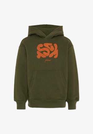 Olijfgroene hoodie met een buidelzak, voorzien van een oranje abstract logo op de voorkant en ribgebreide manchet- en onderrand. Zachte stoftextuur.
